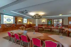 Comedor con mesas conectadas